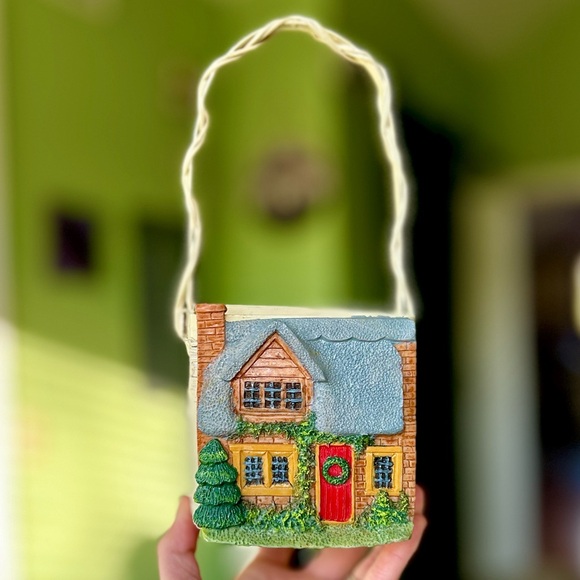 VTG Cottagecore Cabin 3D Textured + Painted Cabin Farmhouse Tile Wicker Basket - Picture 1 of 12